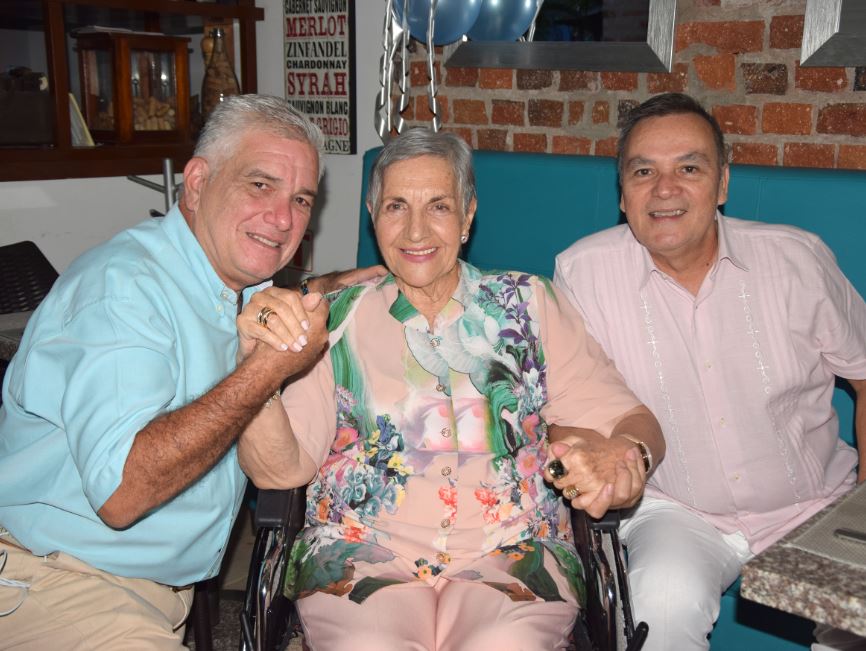 José Édgar Álvarez, Alfonso Vargas  y  Maruja Fernández de Giraldo.